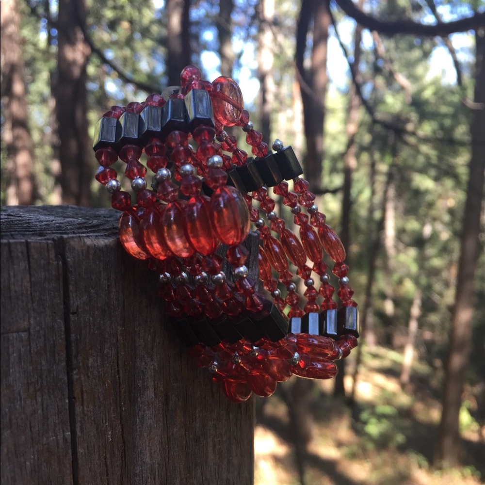 Wrist bling , magnetized string of red glass beads - Picture 11 of 11